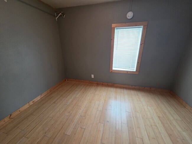 Building Photo - 3 Bedroom House