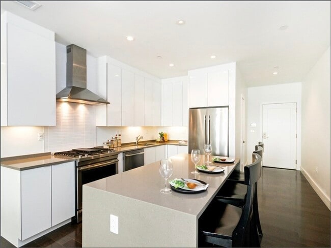 Building Photo - 2 W Sixth St