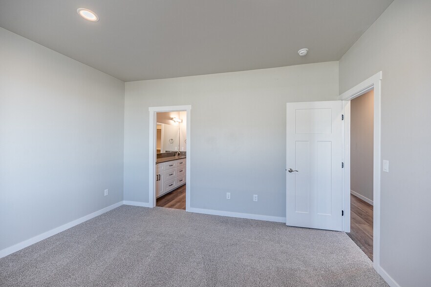 Building Photo - 4075 Quinn Dr NE