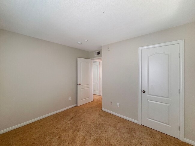 Building Photo - SD: Bright 2BD/2.5BA Townhome in Point Loma with Fireplace, Private Balcony & Tandem Garage