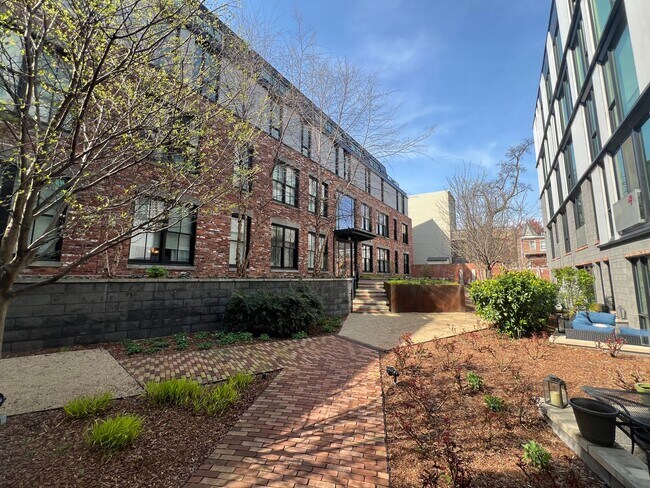 Building Photo - Trendy 1 Bedroom + den in Truxton Circle| Water included!