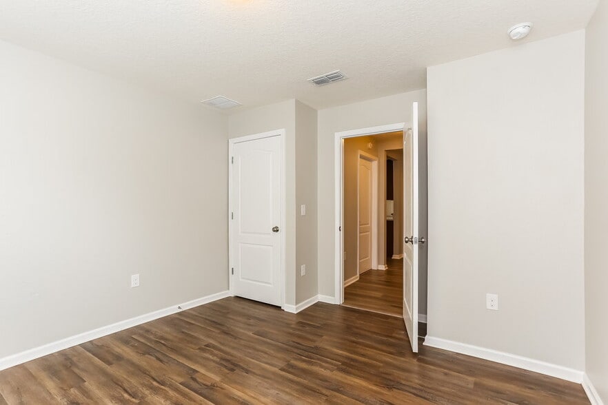 Building Photo - 3703 Summit Oaks Dr