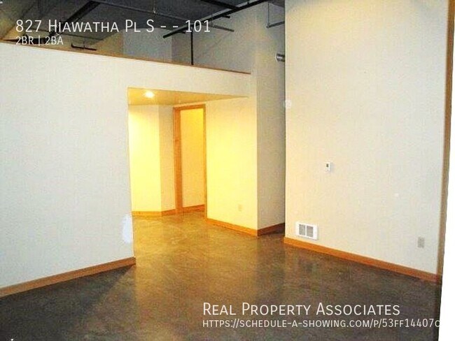 Building Photo - 827 Hiawatha Pl S