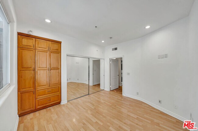 Building Photo - 4477 Woodman Ave