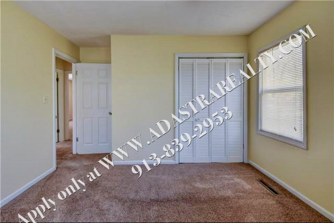 Building Photo - Cute 3 Bed 1 Bath Ranch in Raytown-Availab...