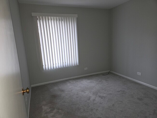 Building Photo - 905 Surrey Dr