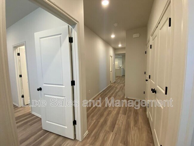 Building Photo - 8000 NW 110th Dr