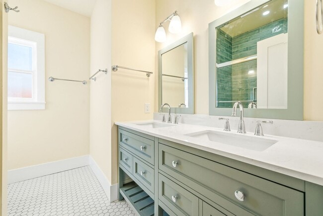 Building Photo - 314 E Palmyra Ave