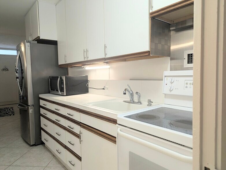 Building Photo - 425 Ena Rd