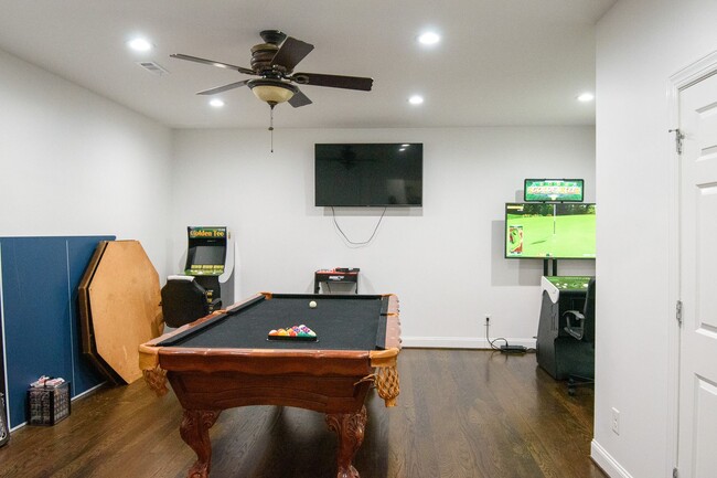Building Photo - Luxury Living w/ Pool In Brentwood!