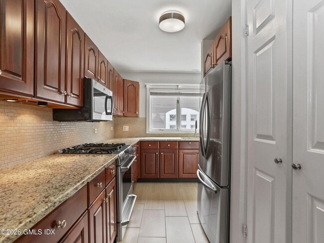 Building Photo - 453 E Putnam Ave