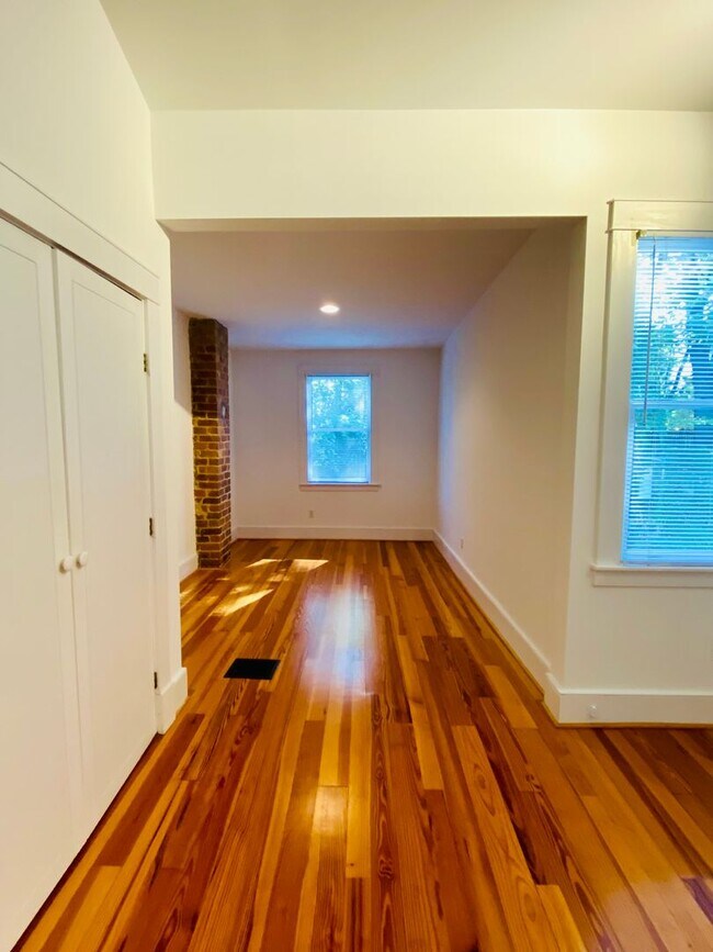 Building Photo - Beautifully Renovated 2bdrm/1.5bth Row House Located in Historic Church Hill!!