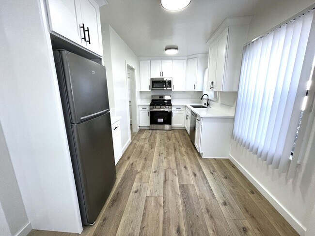 Building Photo - 4024-28 Lincoln