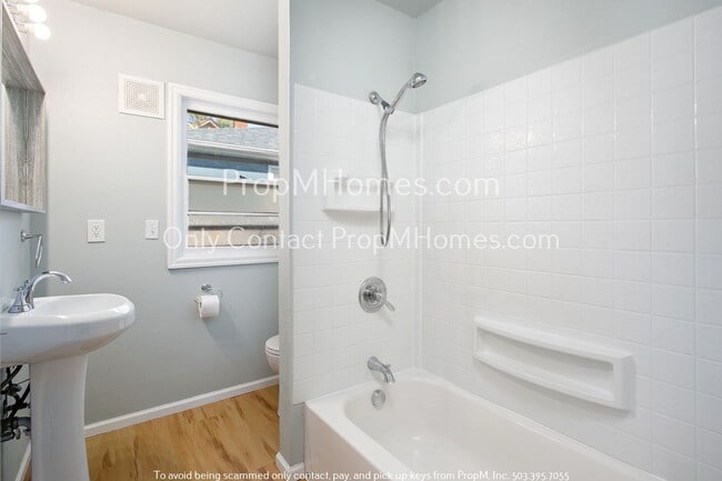 Building Photo - Delightful Two Bedroom Duplex In SE Portland - Fenced Yard!