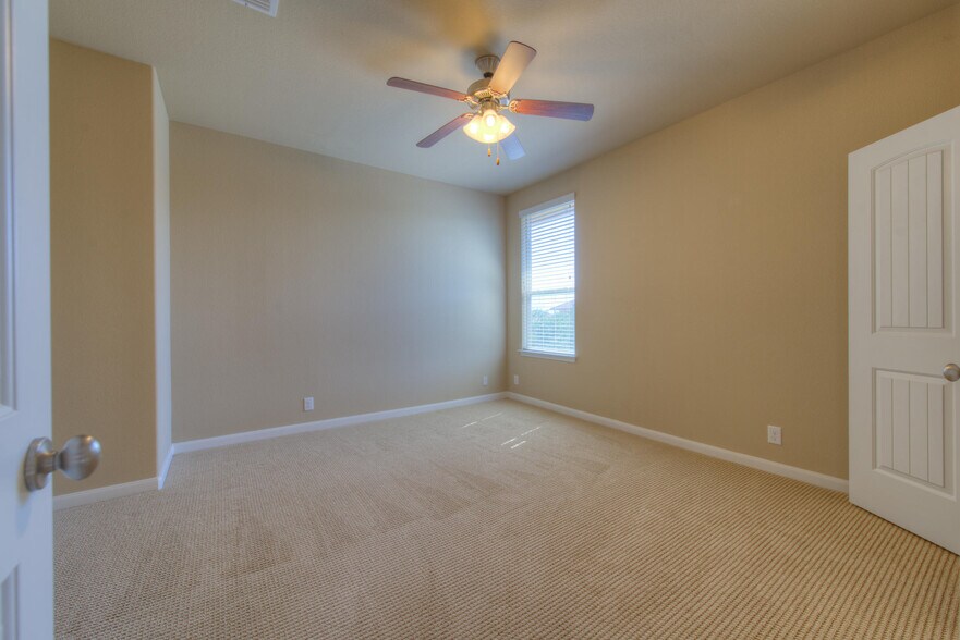 Building Photo - 405 S Meadowlark St