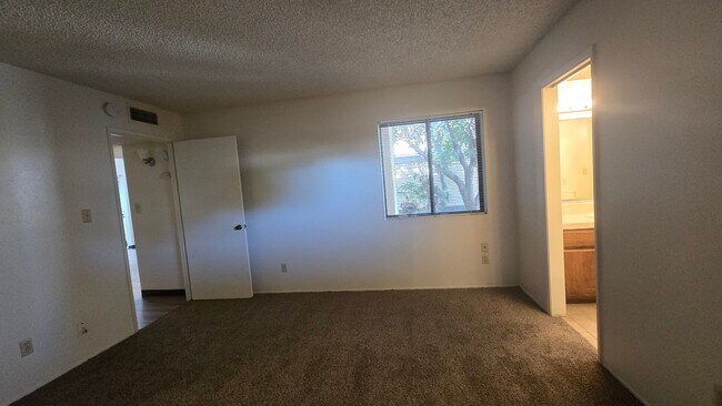 Building Photo - 817 Quail Ln