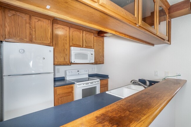 Building Photo - 2 Bedroom Condo For Rent