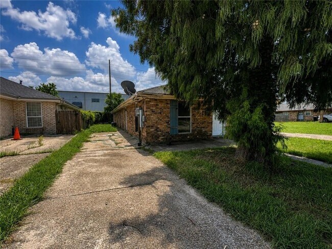 Building Photo - 8506 Valor Dr