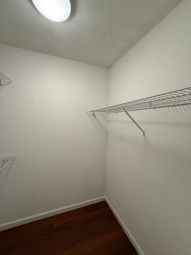 Building Photo - Well Kept 2/2 with Fenced in yard!