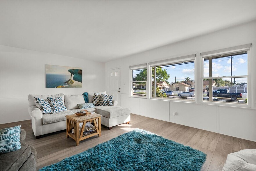 Building Photo - 14673 Chatsworth St