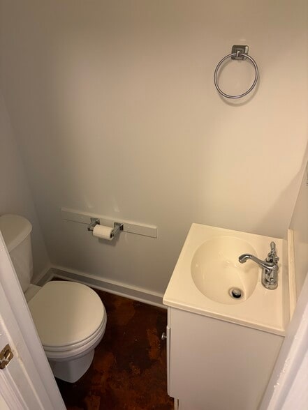 Building Photo - 31 Cottage Ln