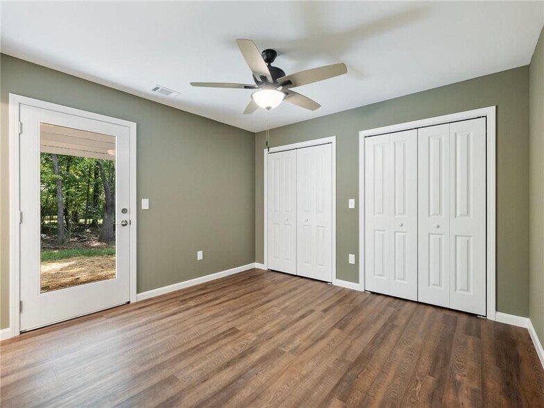 Building Photo - 8079 Beachwood Dr