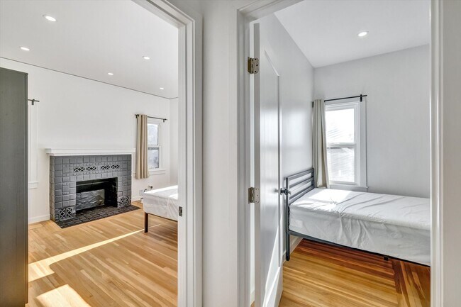 Building Photo - Furnished 3-Bedroom Apartment for 5 – Shar...