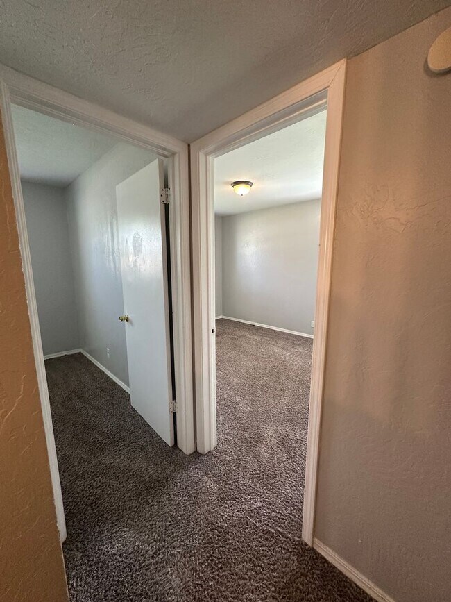 Building Photo - 4844 Woodview Dr