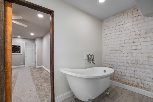 Building Photo - 400 N. 9th-4TH OFFSET
