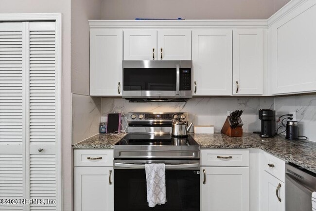 Building Photo - 10523 Broomsedge Ct