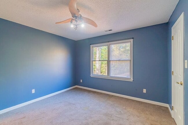 Building Photo - Beautiful 4-bedroom 2.5 bath home in desirable Brownes Ferry subdivision