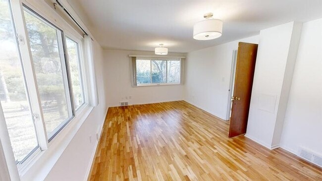 Building Photo - 1712 Traver Rd