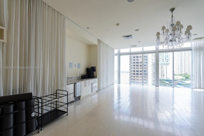 Building Photo - 495 Brickell Ave