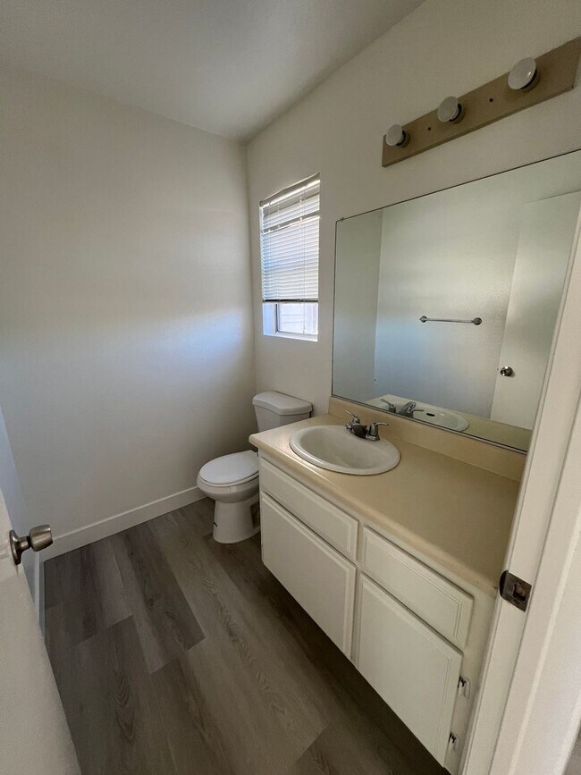 Building Photo - 702 Jay Cir