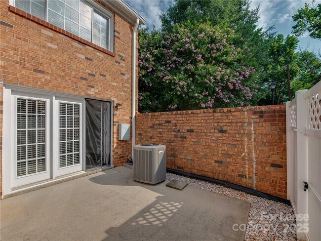 Building Photo - 1344 Green Oaks Ln