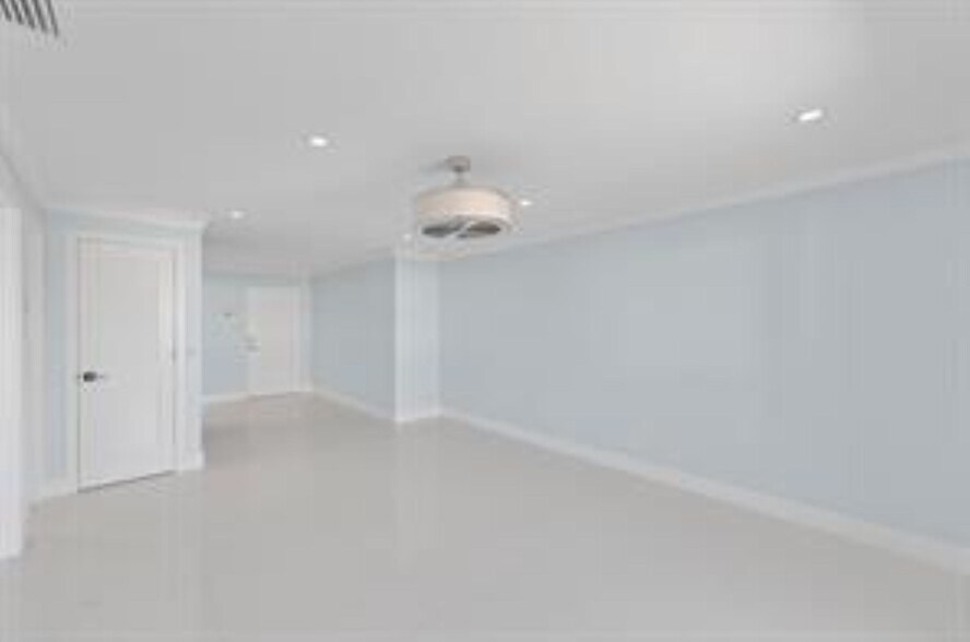 Building Photo - 3220 Bayview Dr