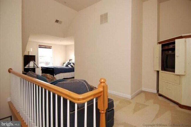 Building Photo - 650 9th St SW