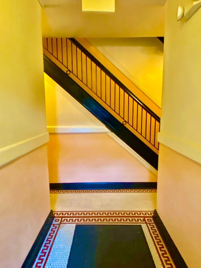 Building Photo - Logan/Dupont 1BR 1BA unit with hardwood fl...
