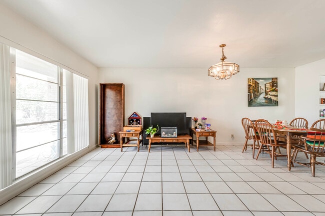 Building Photo - 359 Langton Dr