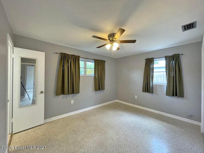 Building Photo - 265 Cherry Ave