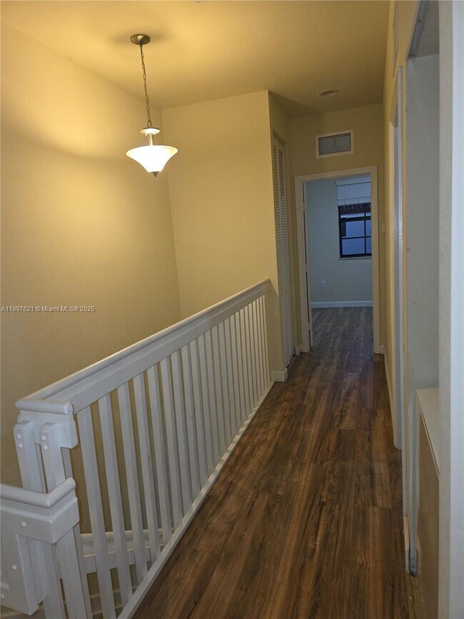 Building Photo - 528 SE 32nd Ave