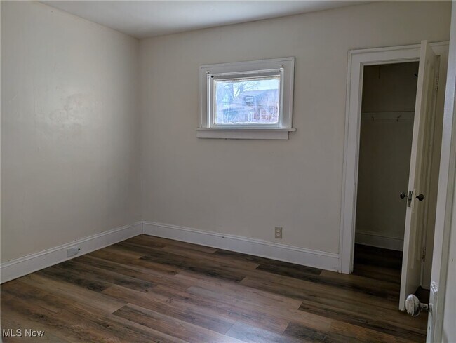 Building Photo - 924 Helmsdale Rd