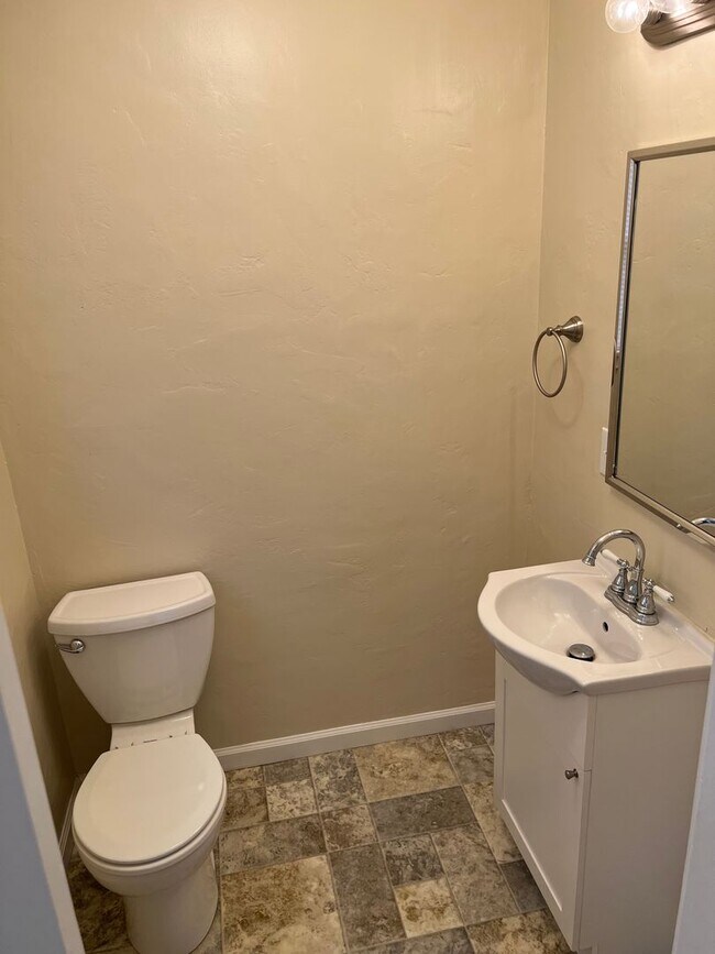 Building Photo - 2 Bedroom Home in Anderson - MUST SEE