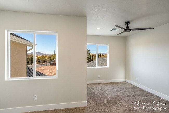 Building Photo - 4 bedroom, 2.5 bathroom townhome in Hurricane!