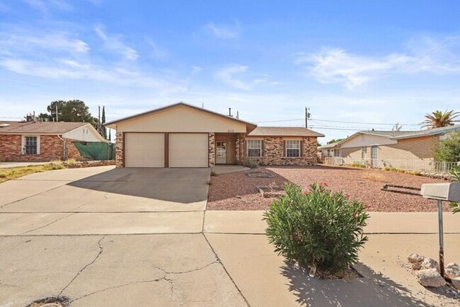 Primary Photo - Beautiful brick home in the Vista Del Sol ...