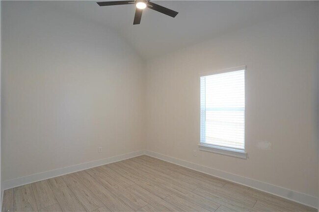Building Photo - 621 Pinnacle View Dr