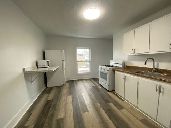 Building Photo - 124 S Chillicothe St