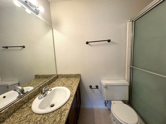 Building Photo - Cute 3 bedroom 2 bathroom Duplex In Broken Arrow!