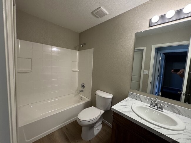 Building Photo - Brand New Unit in La Crescenta