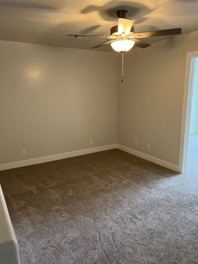 Building Photo - Beautiful newer 3 Bedroom, 2.5 Bathroom townhome, located in Washington!